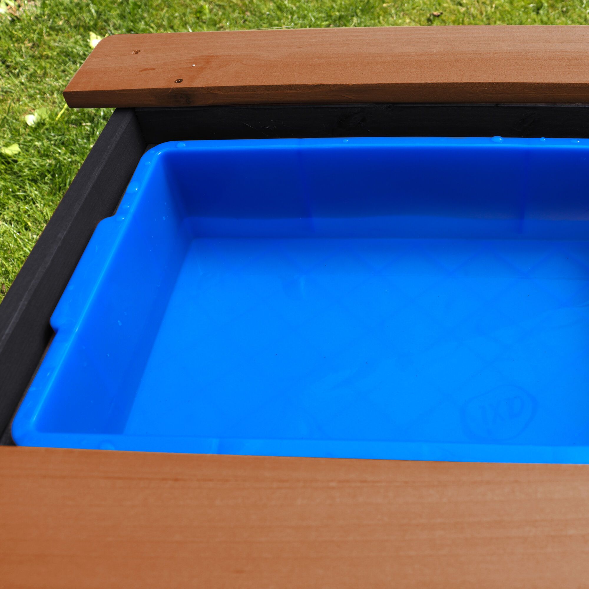 AXI Dennis Zand & Water Picknicktafel met Speelkeuken wastafel en losse bankjes Antraciet/bruin - Parasol Blauw/wit