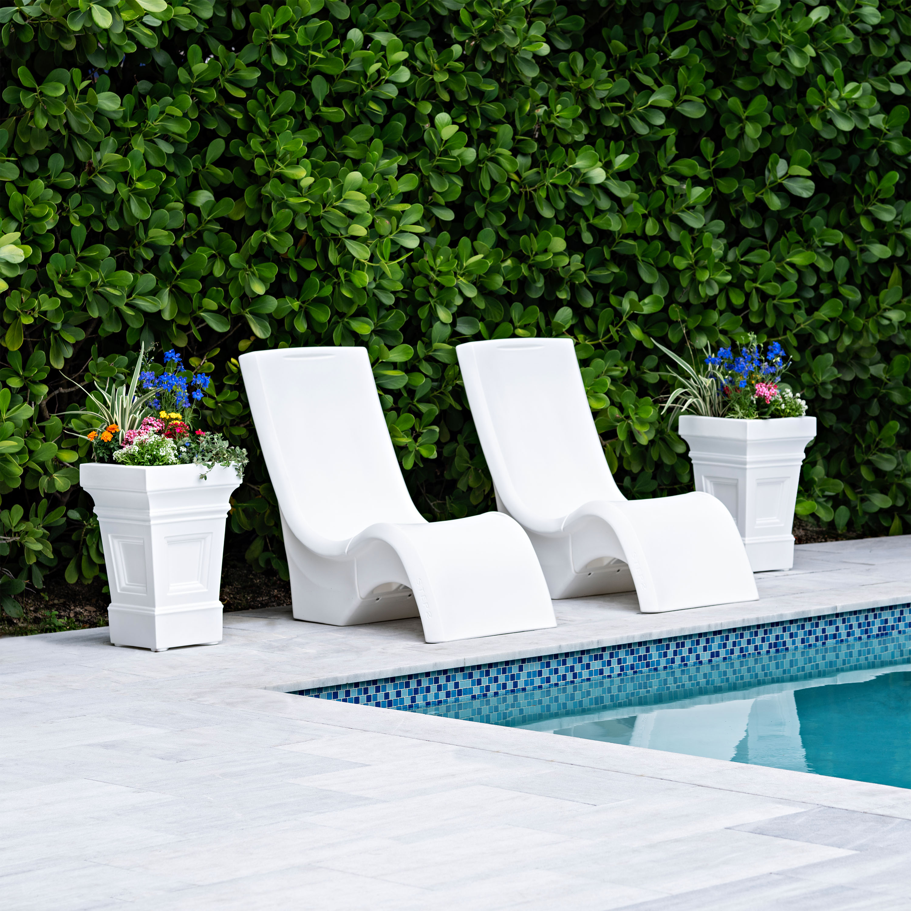 Step2 Vero Tall Pool Chair White