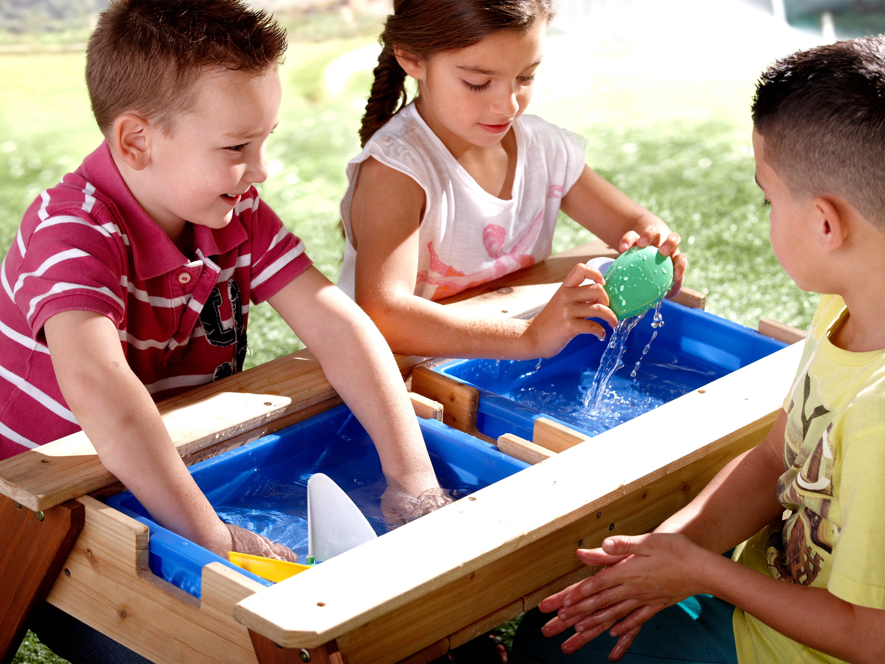 AXI Nick Sand & Water Picnic Table Brown - Parasol Blue/white - FSC Wood