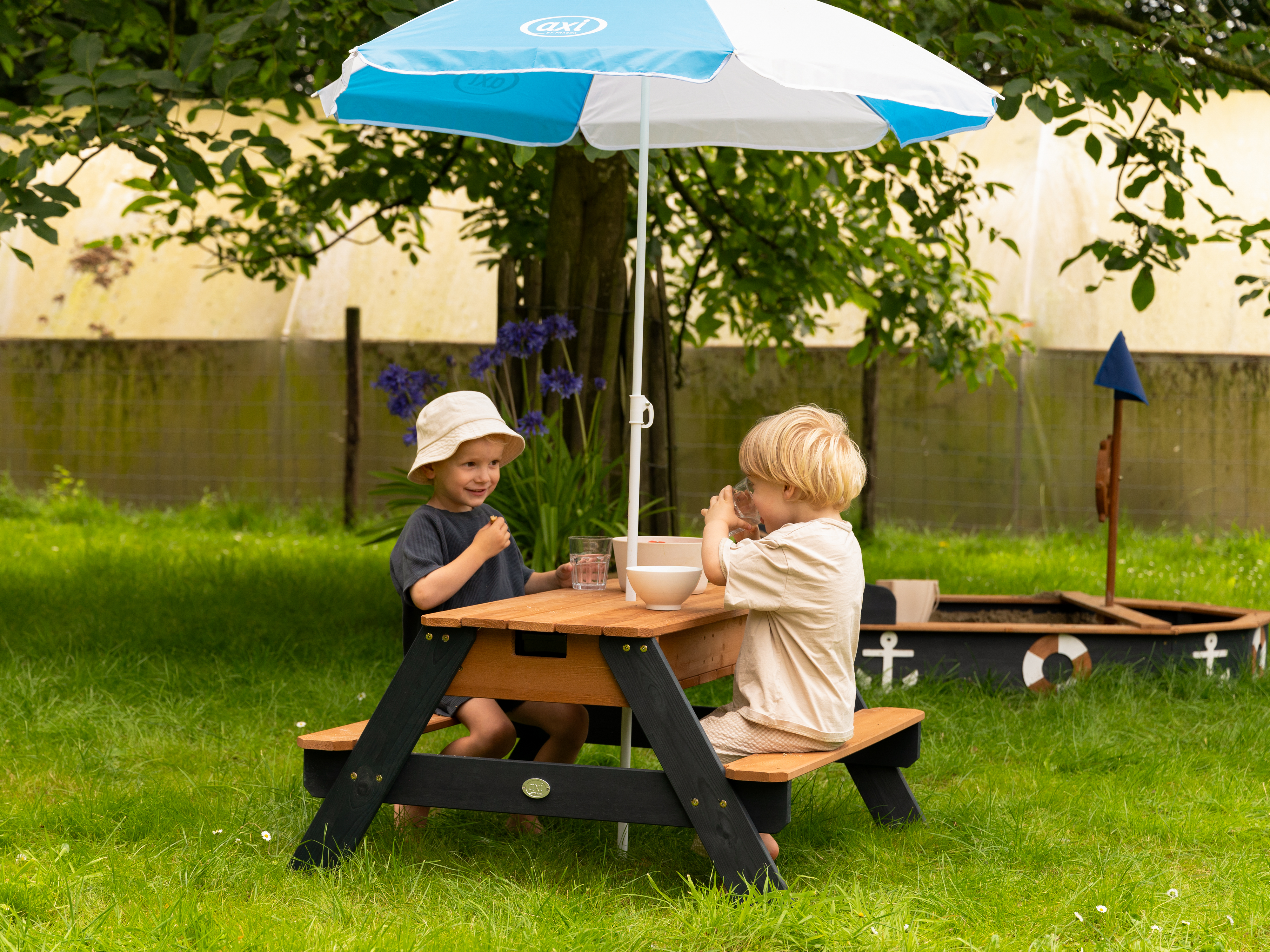 AXI Nick Zand & Water Picknicktafel Antraciet/bruin - Parasol Blauw/wit