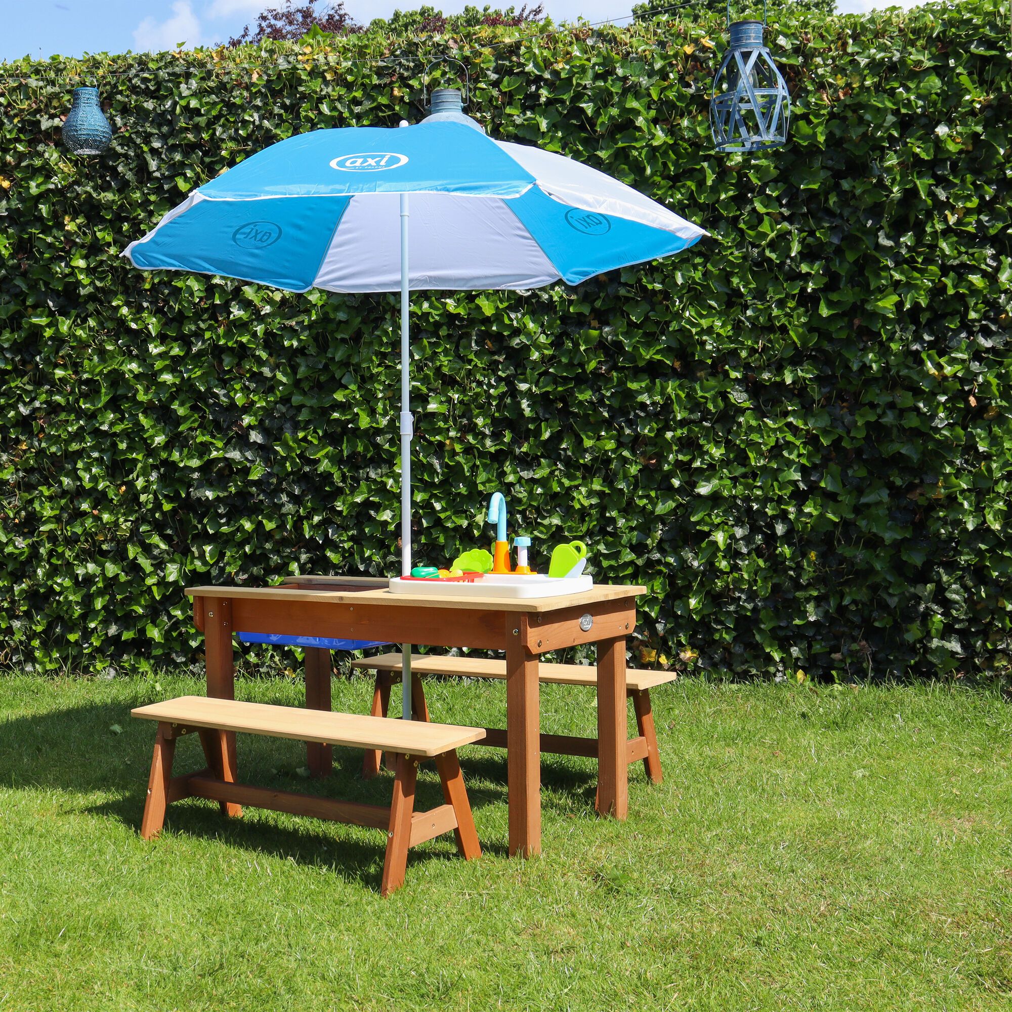 AXI Dennis Zand & Water Picknicktafel met Speelkeuken wastafel en losse bankjes Bruin - Parasol Blauw/wit