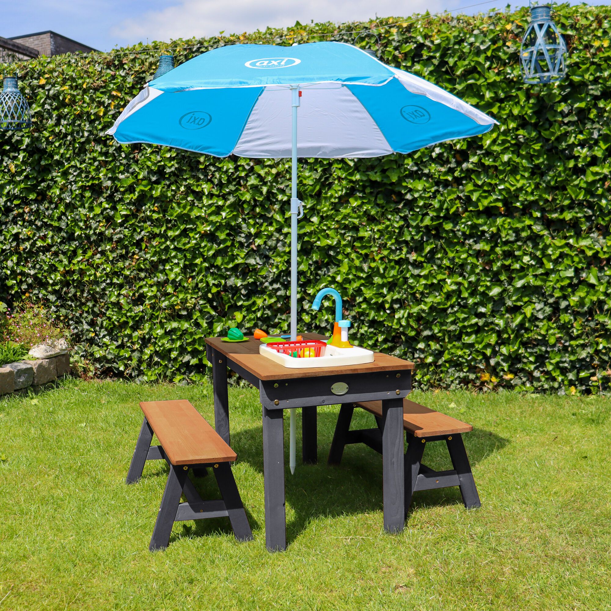 AXI Dennis Zand & Water Picknicktafel met Speelkeuken wastafel en losse bankjes Antraciet/bruin - Parasol Blauw/wit