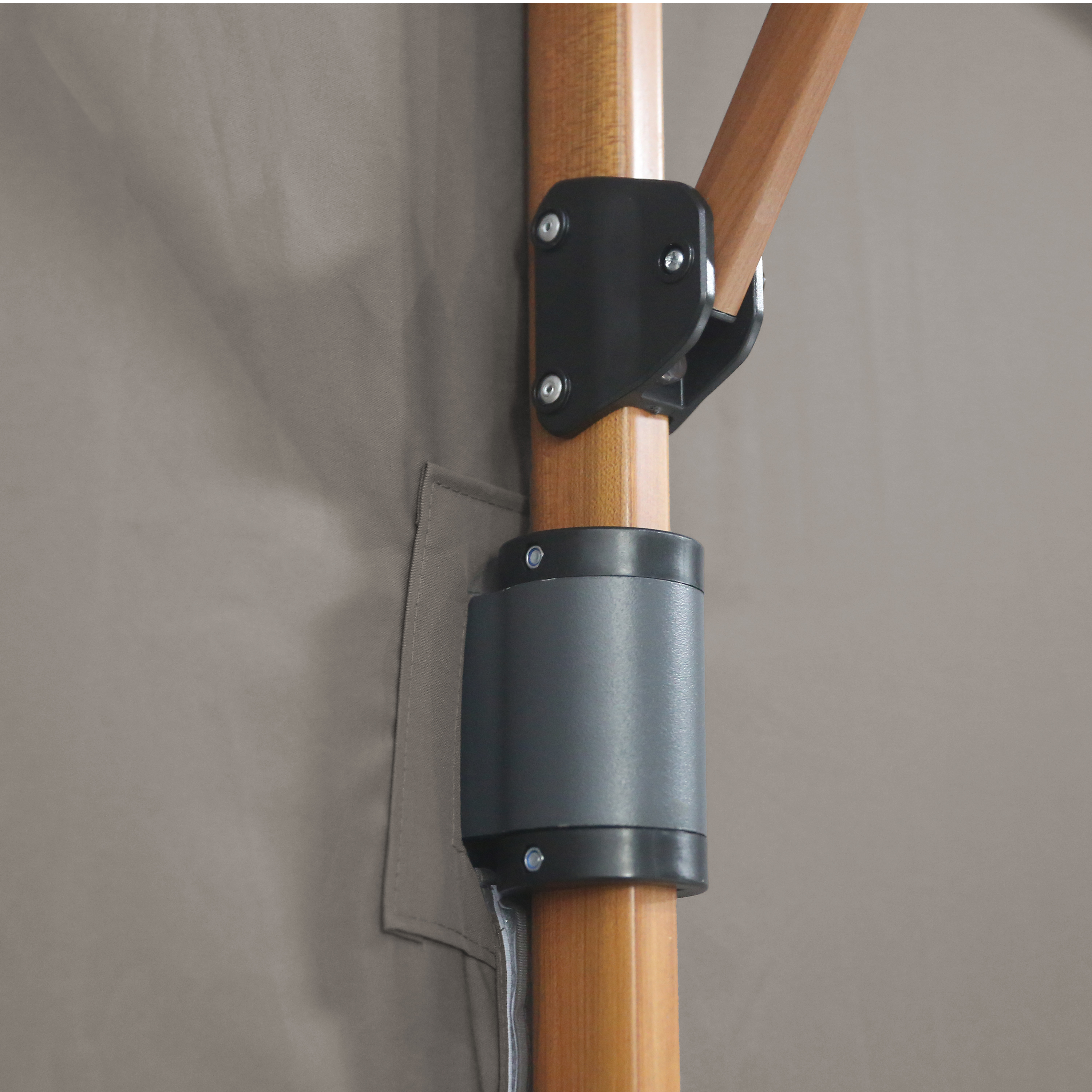 AXI Alina Cantilever Parasol 300x300cm Wood-look/Taupe