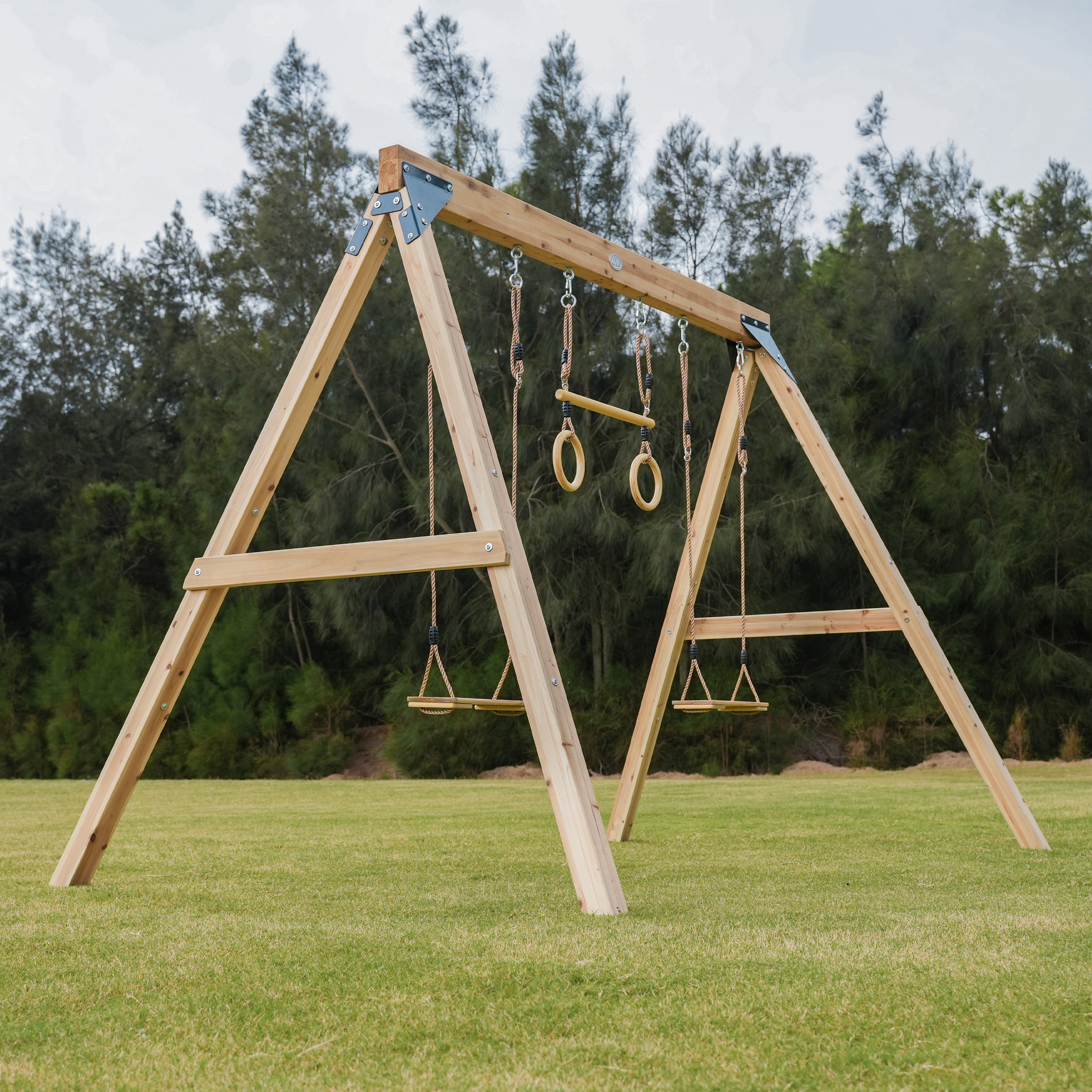 AXI Maya Dubbele houten Schommel met Trapeze Bruin