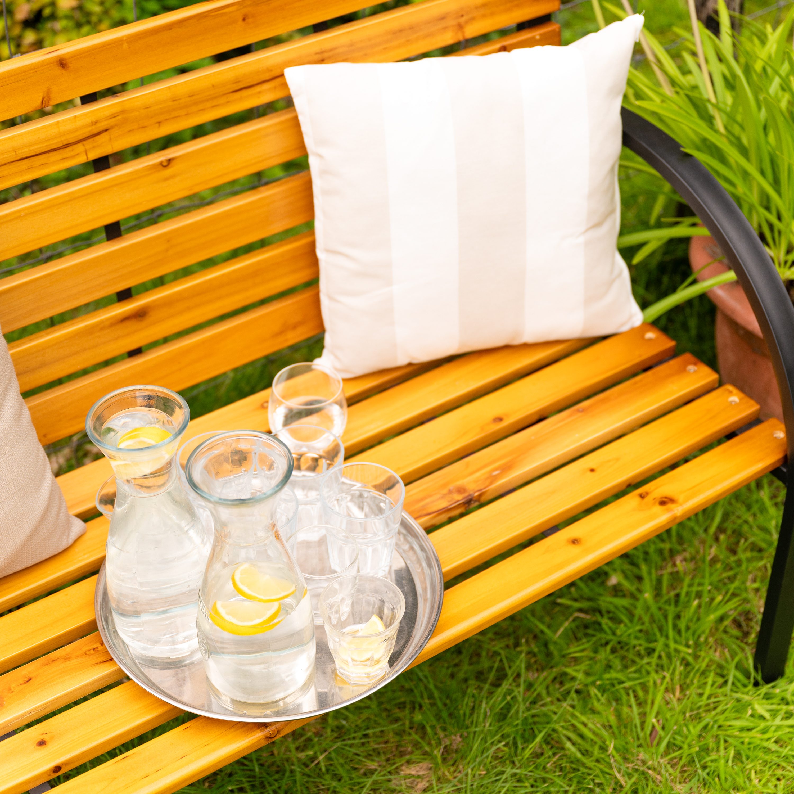 AXI Otis houten Tuinbank met matzwart stalen frame