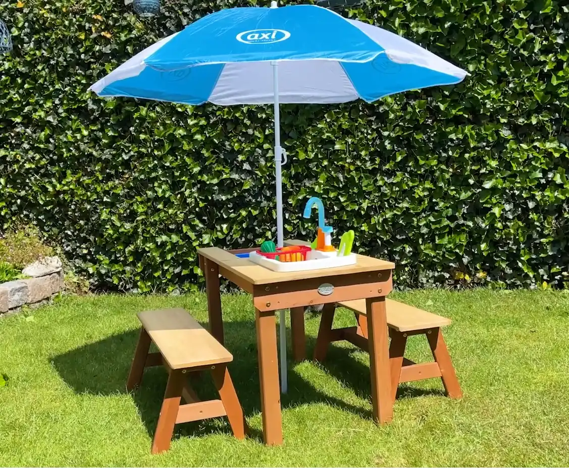 AXI Dennis Sand- & Vand Picnicbord med legekøkkenvask og bænke Brun - Parasol Blå/Hvid
