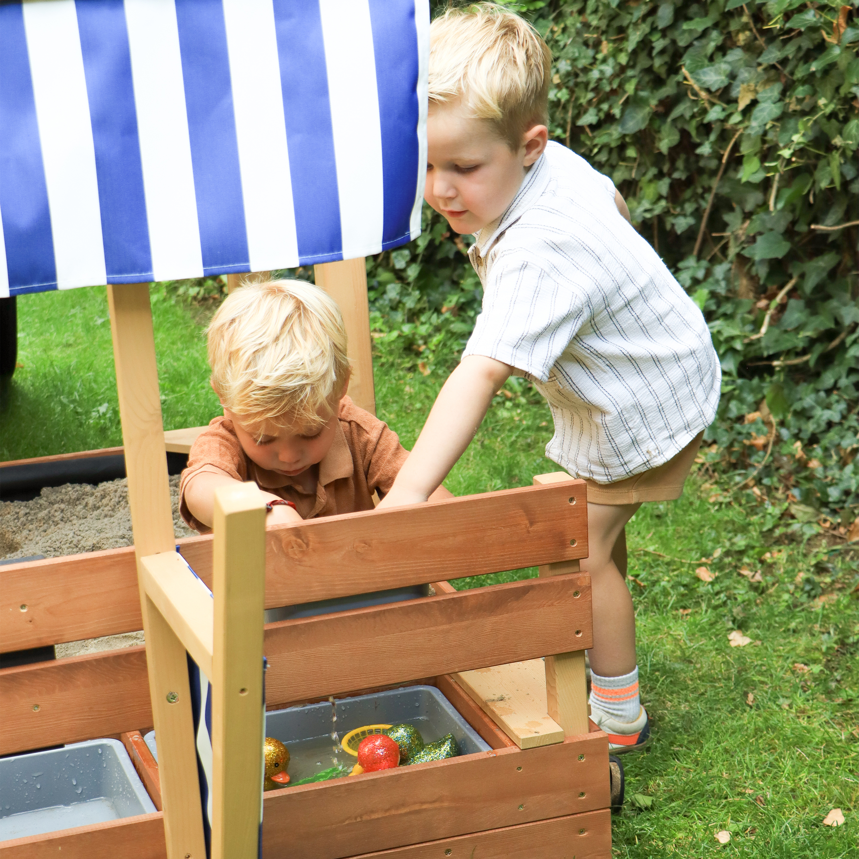 AXI Vicky Climbing Frame with Sandbox, Play Kitchen & Chalkboard – Green Slide