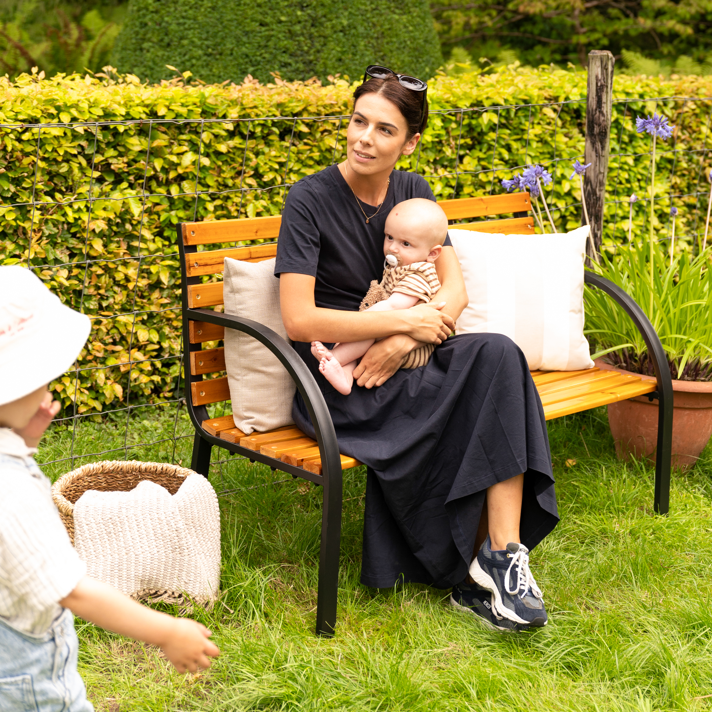 AXI Otis houten Tuinbank met matzwart stalen frame