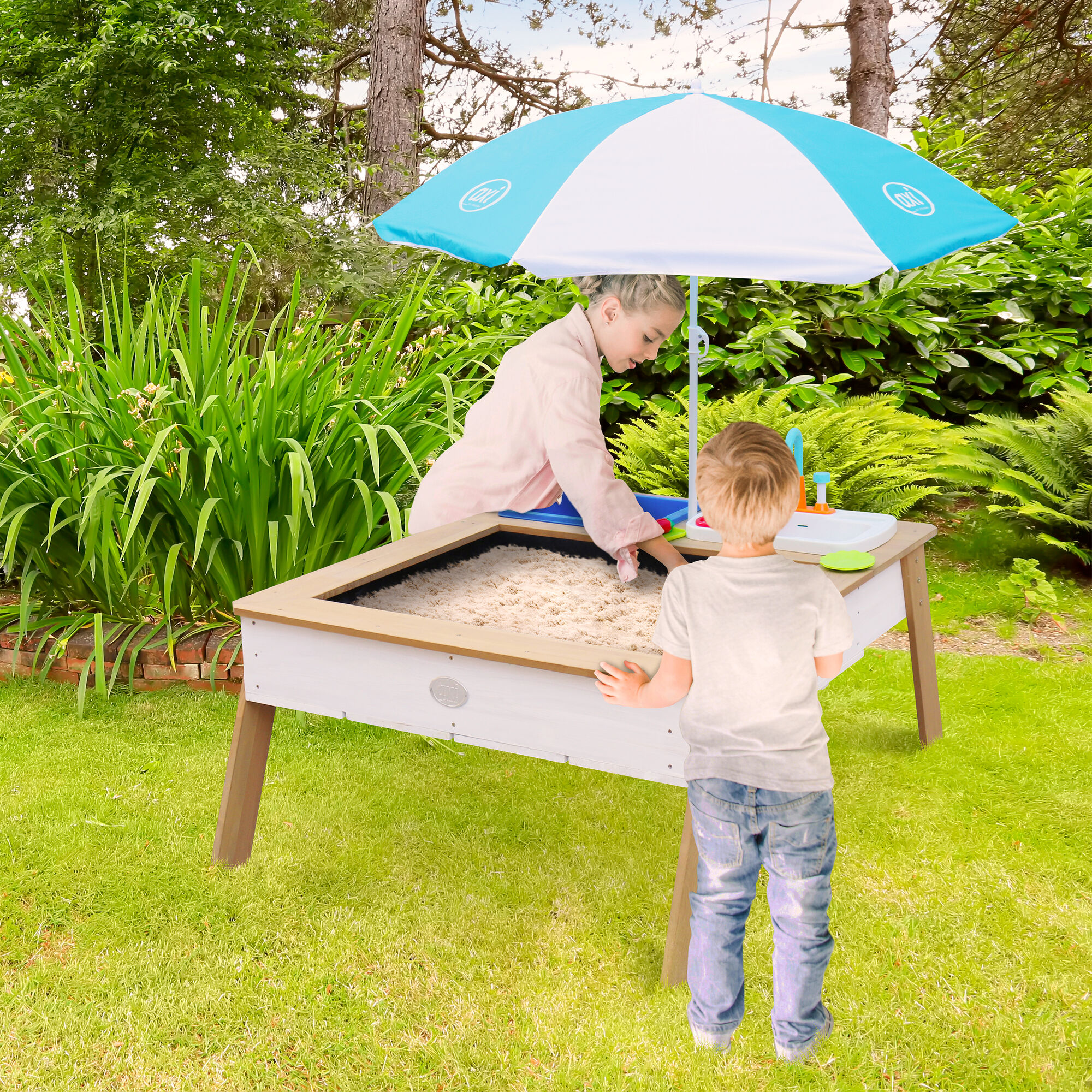 AXI Linda Zand & Water Tafel met Speelkeuken wastafel Bruin/wit - Parasol Blauw/wit