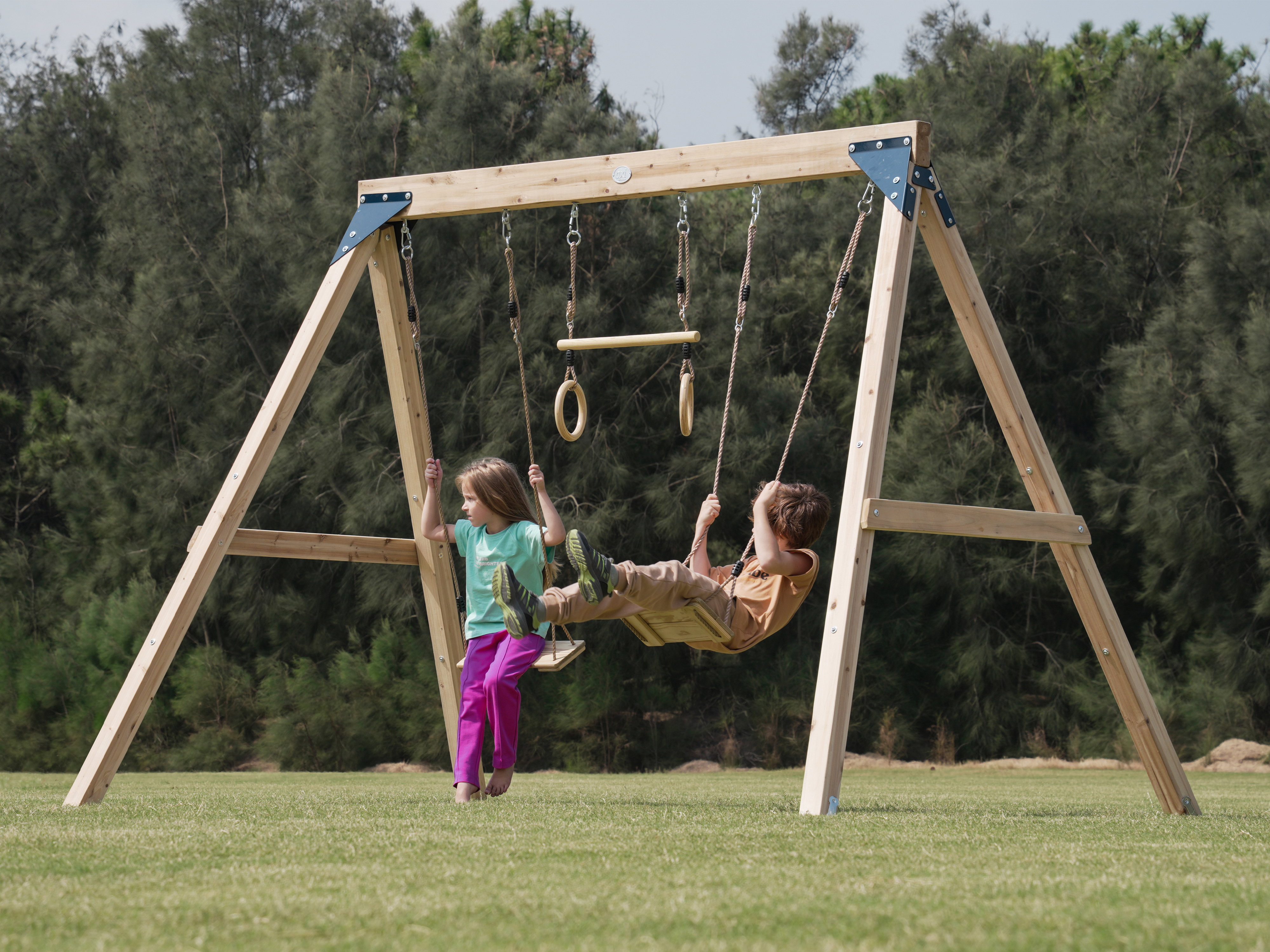 AXI Maya Dubbele houten Schommel met Trapeze Bruin