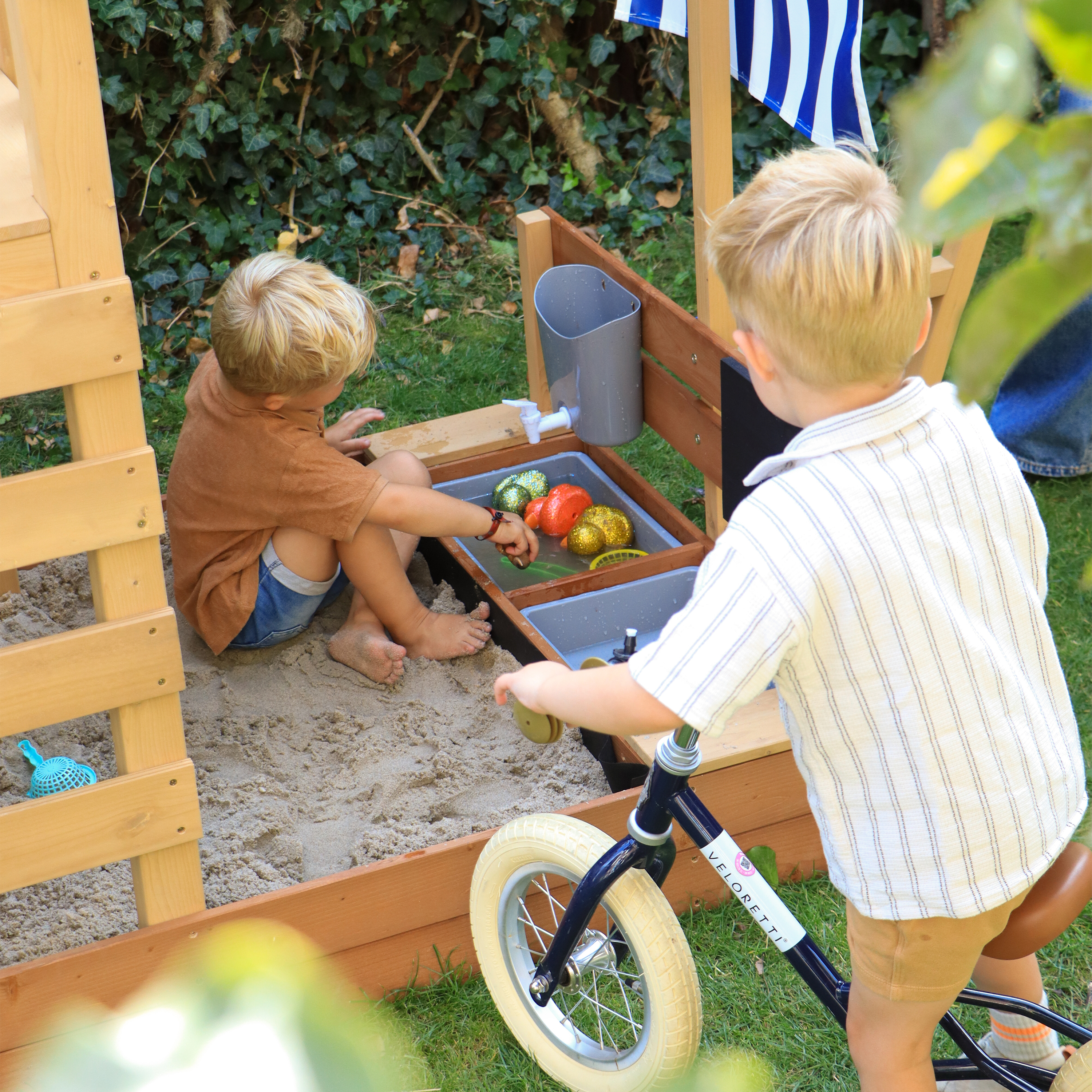 AXI Vicky Climbing Frame with Sandbox, Play Kitchen & Chalkboard – Green Slide