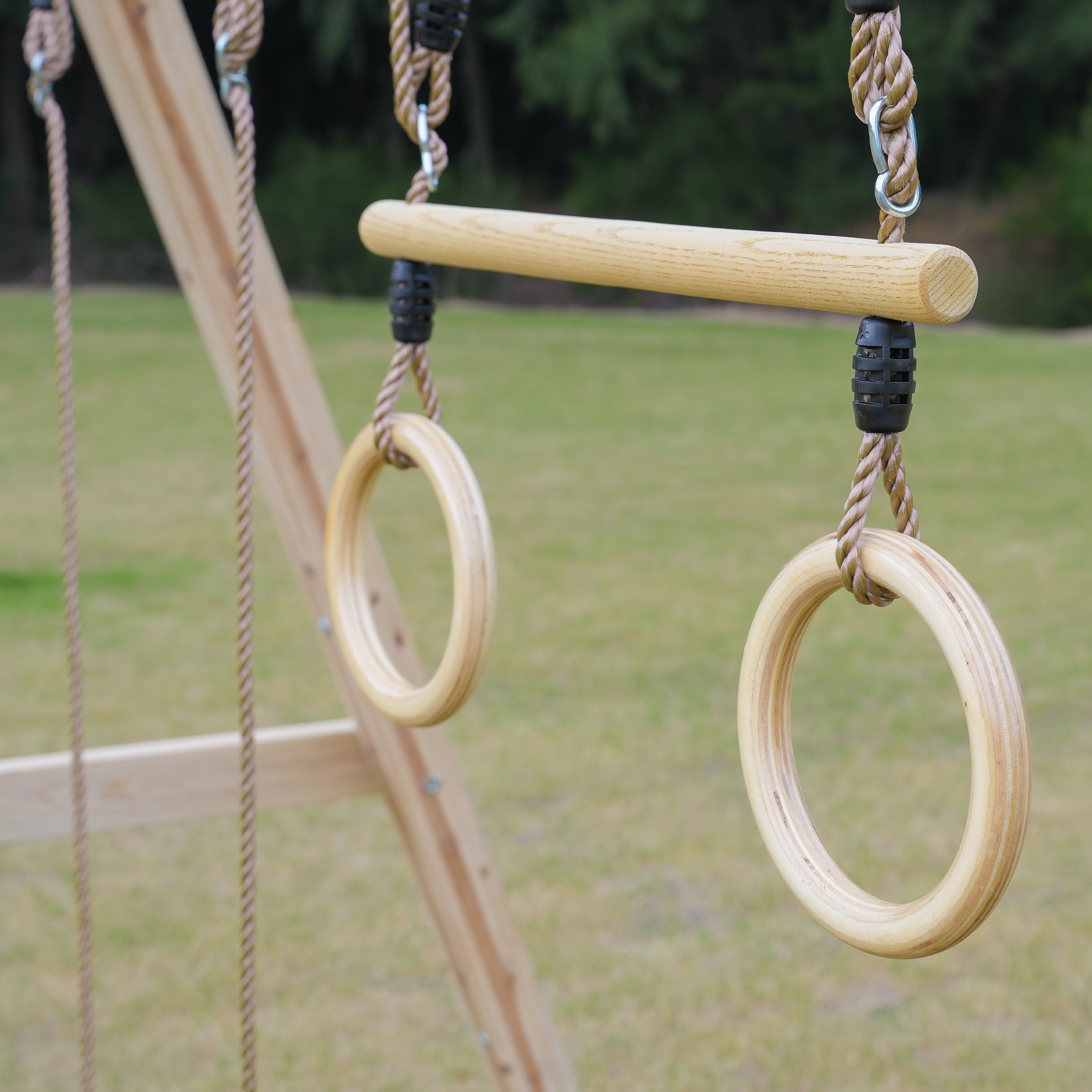 AXI Maya Dubbele houten Schommel met Trapeze Bruin