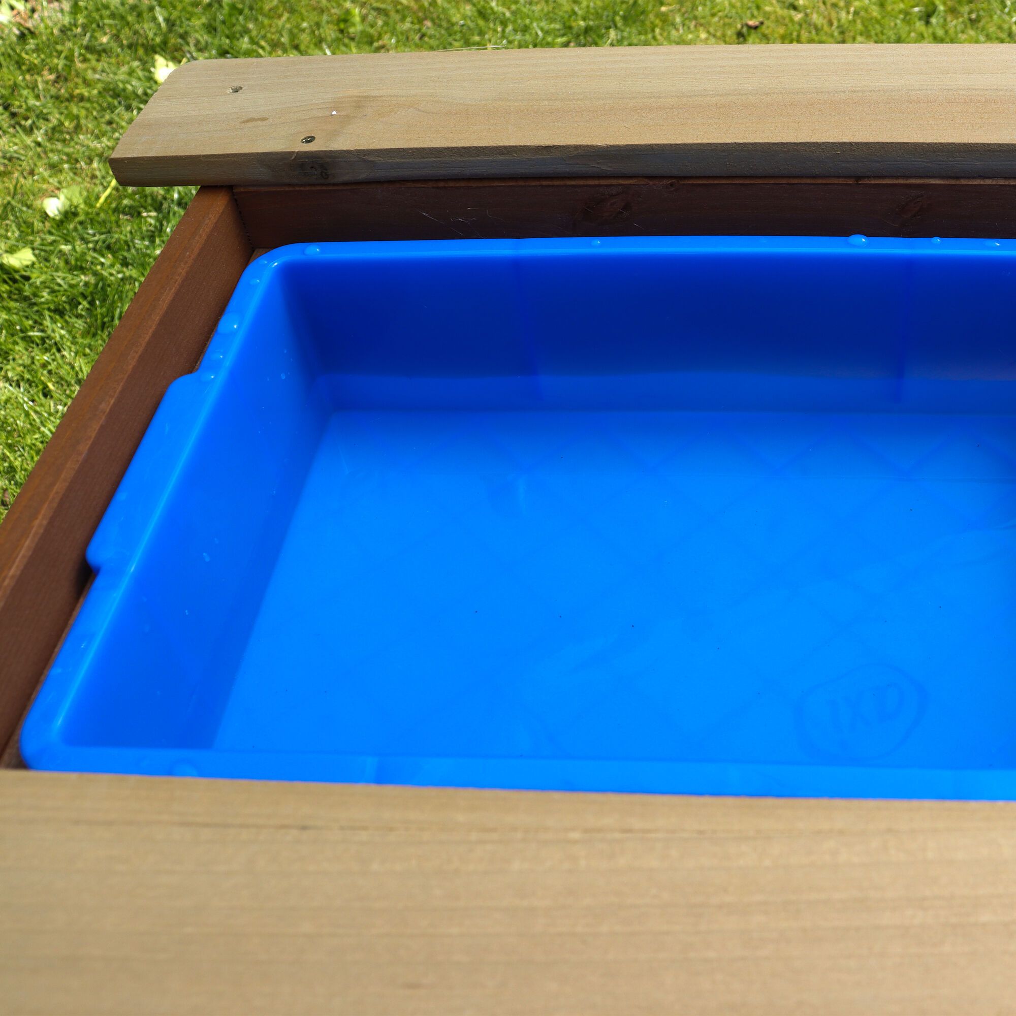 AXI Dennis Zand & Water Picknicktafel met Speelkeuken wastafel en losse bankjes Bruin - Parasol Blauw/wit