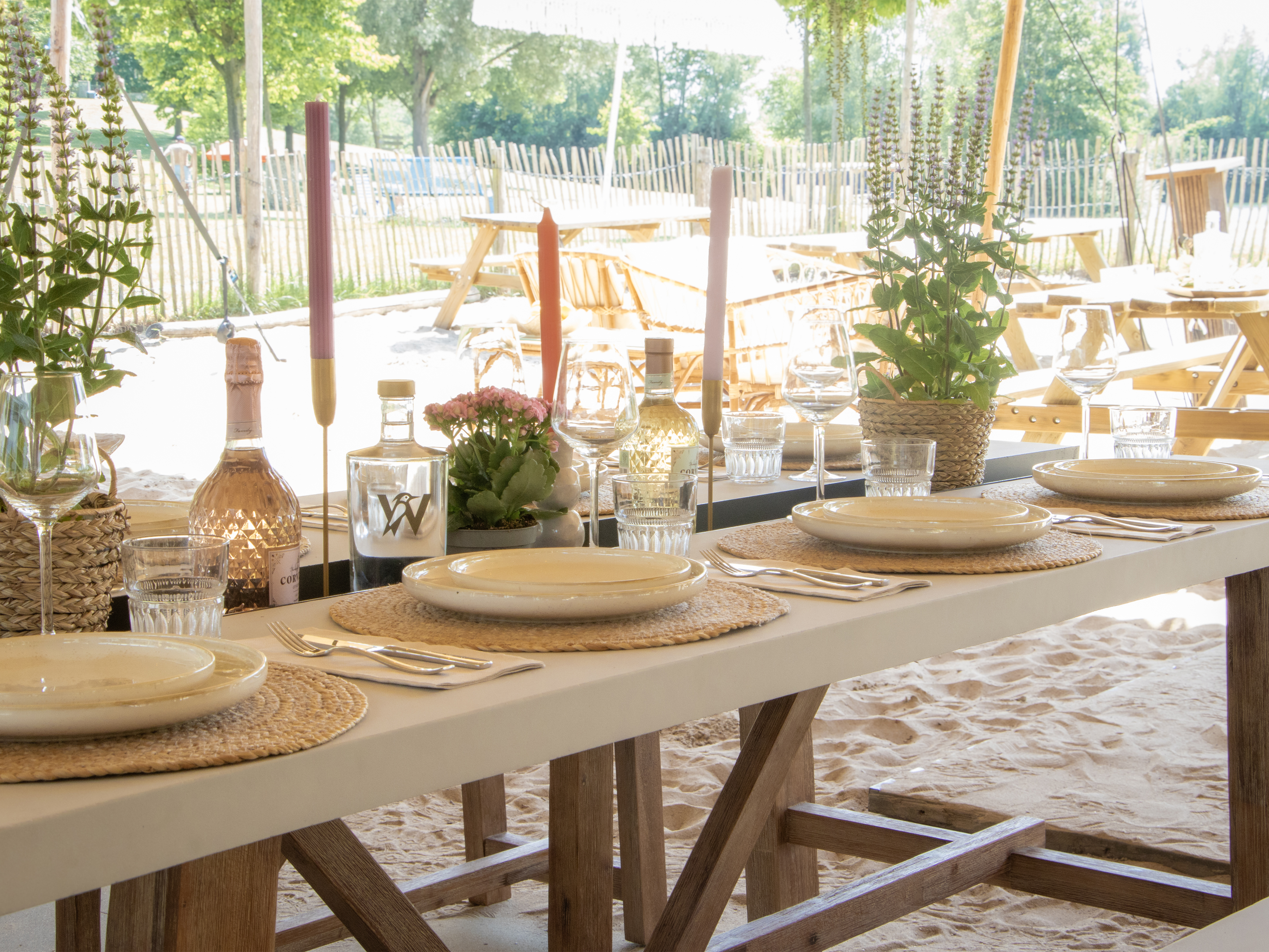 AXI Aaron Garden Set with 2 benches – Acacia wood / Limestone-look