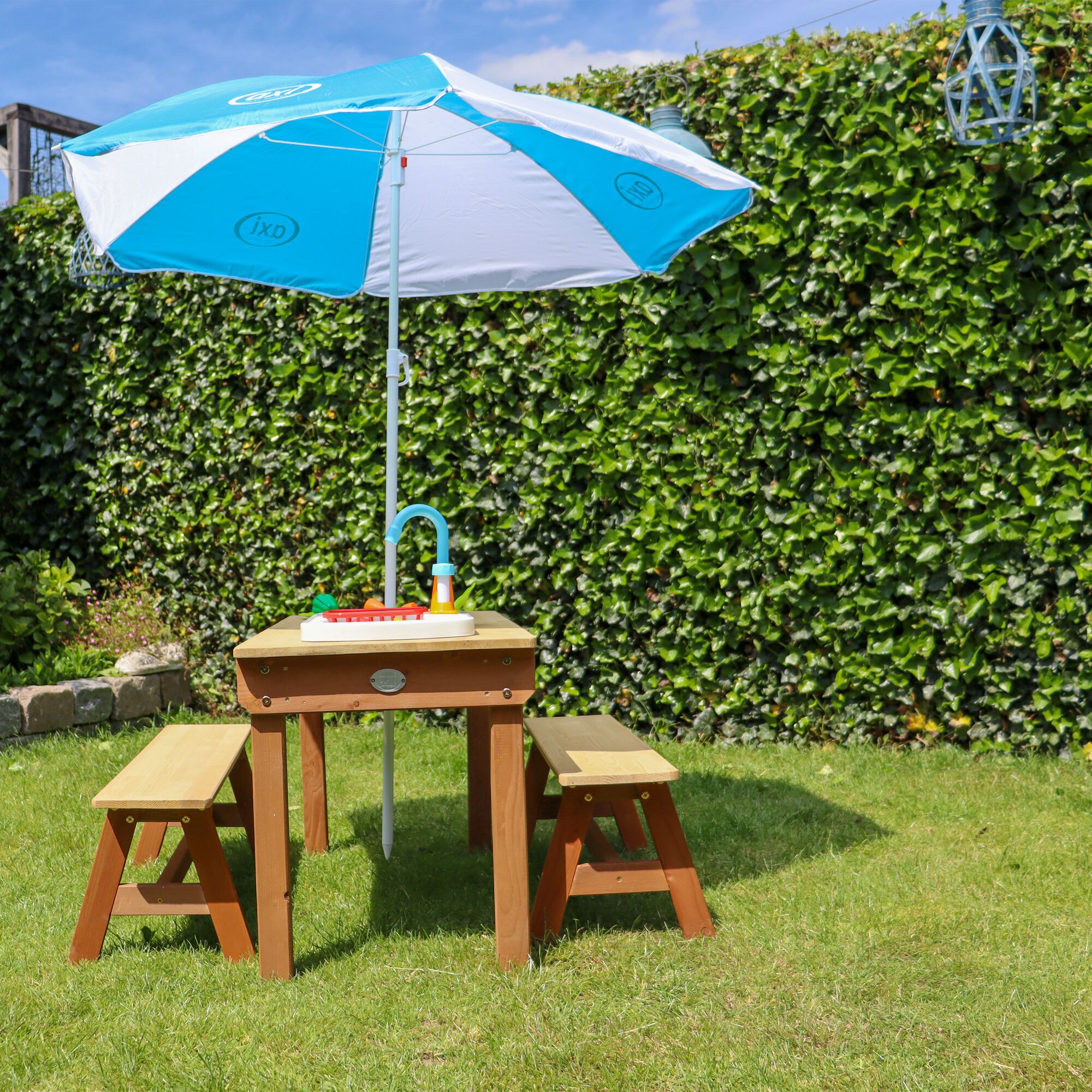 AXI Dennis Zand & Water Picknicktafel met Speelkeuken wastafel en losse bankjes Bruin - Parasol Blauw/wit