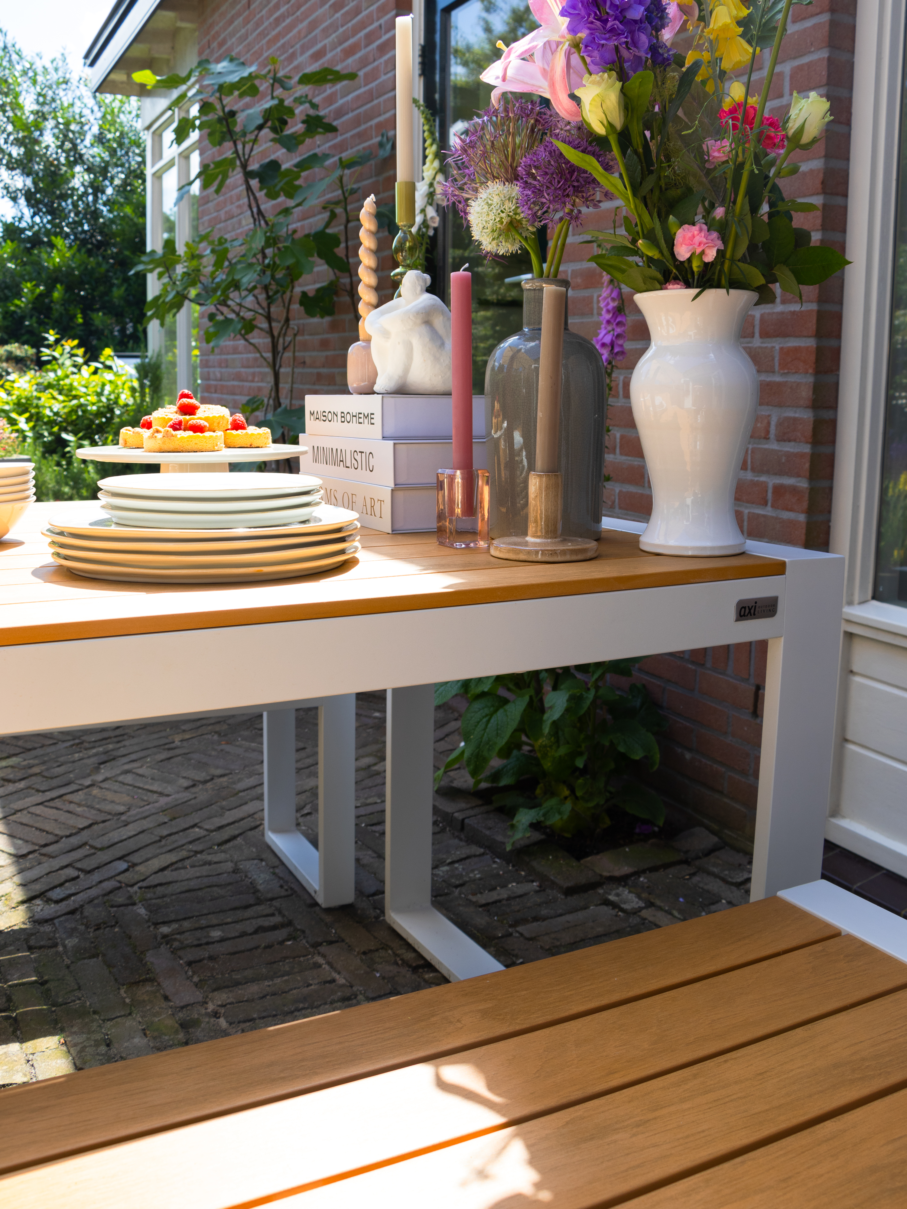 AXI Tony Garden Set with 2 benches - White/Teak-look Polywood