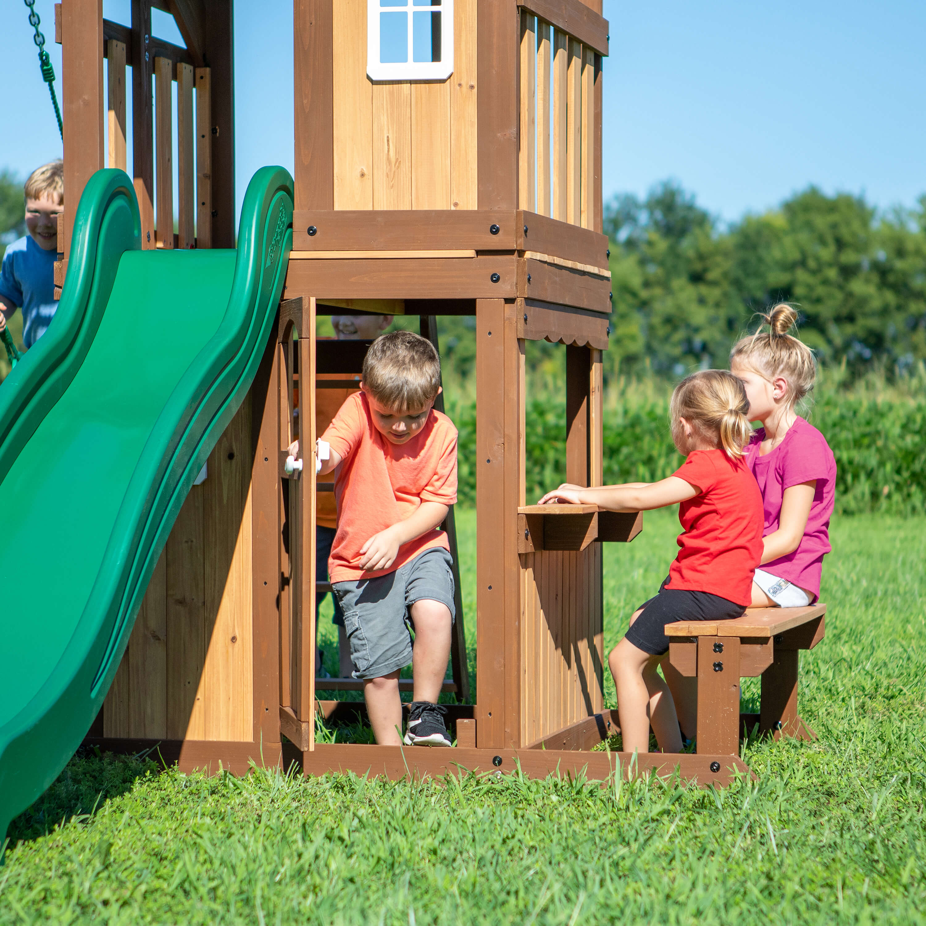 Backyard Discovery Lakewood Speeltoren met Schommels en Glijbaan