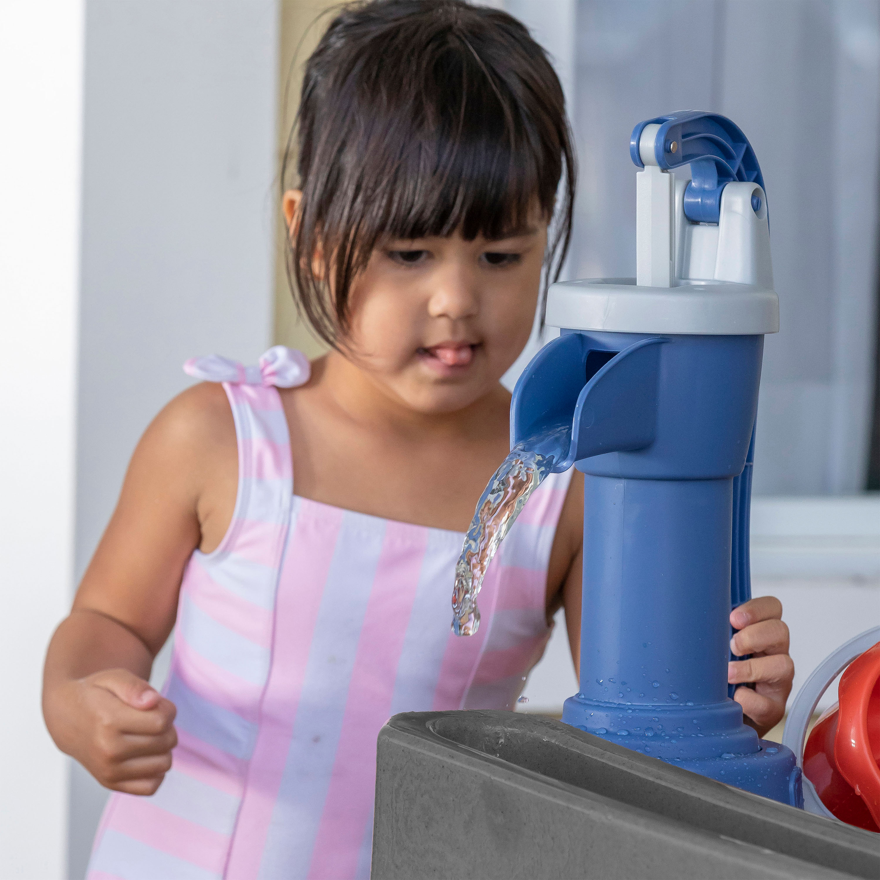 Step2 Pump & Splash Discovery Stone Pond Water Table