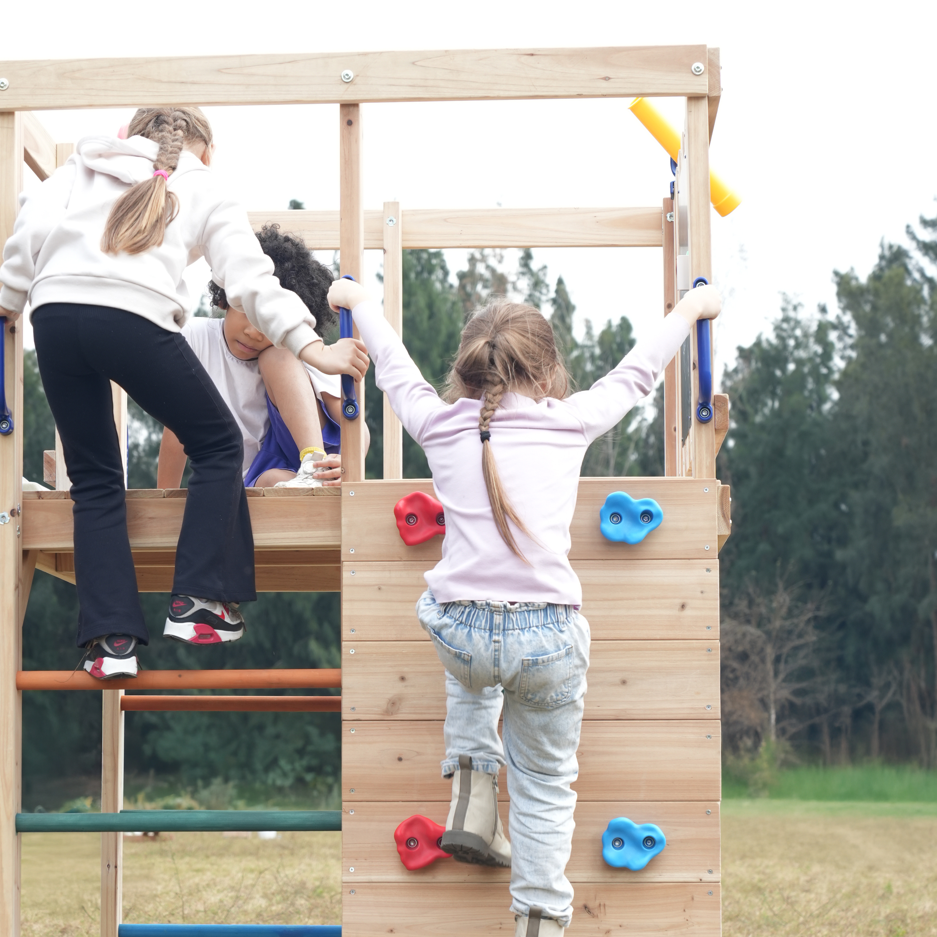 AXI Sam Climbing Frame with Climbing Wall, Climbing Net and Monkey Bars – Green Slide