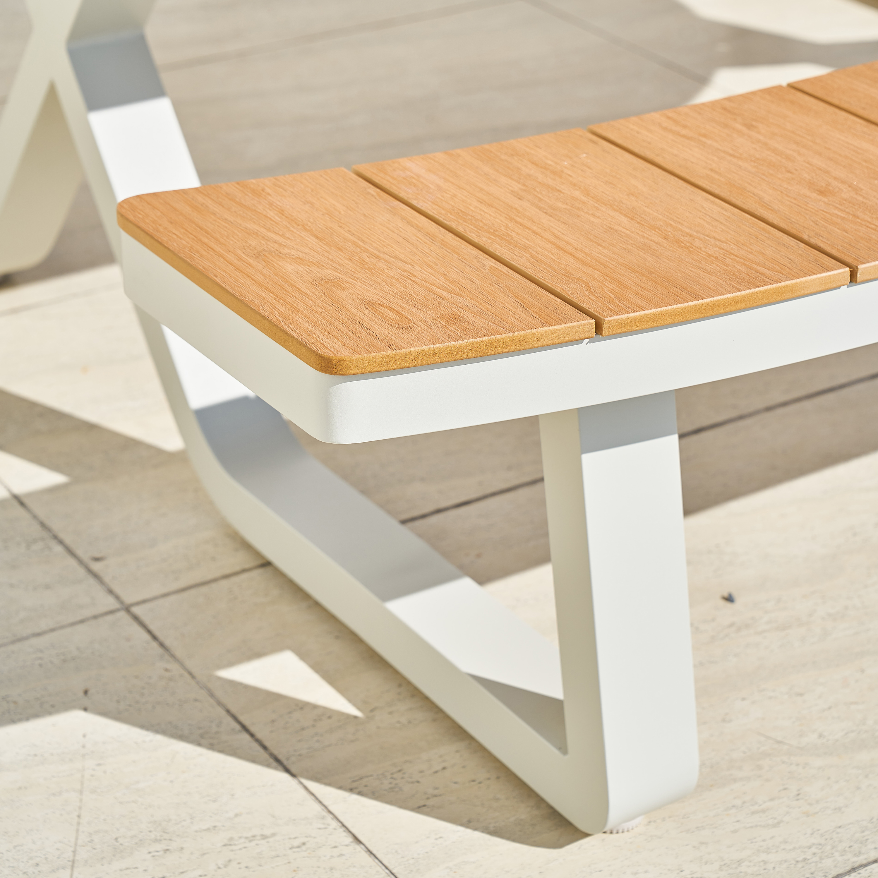 AXI Jax Picnic Table with 2 benches Oval – White/Teak-look Polywood